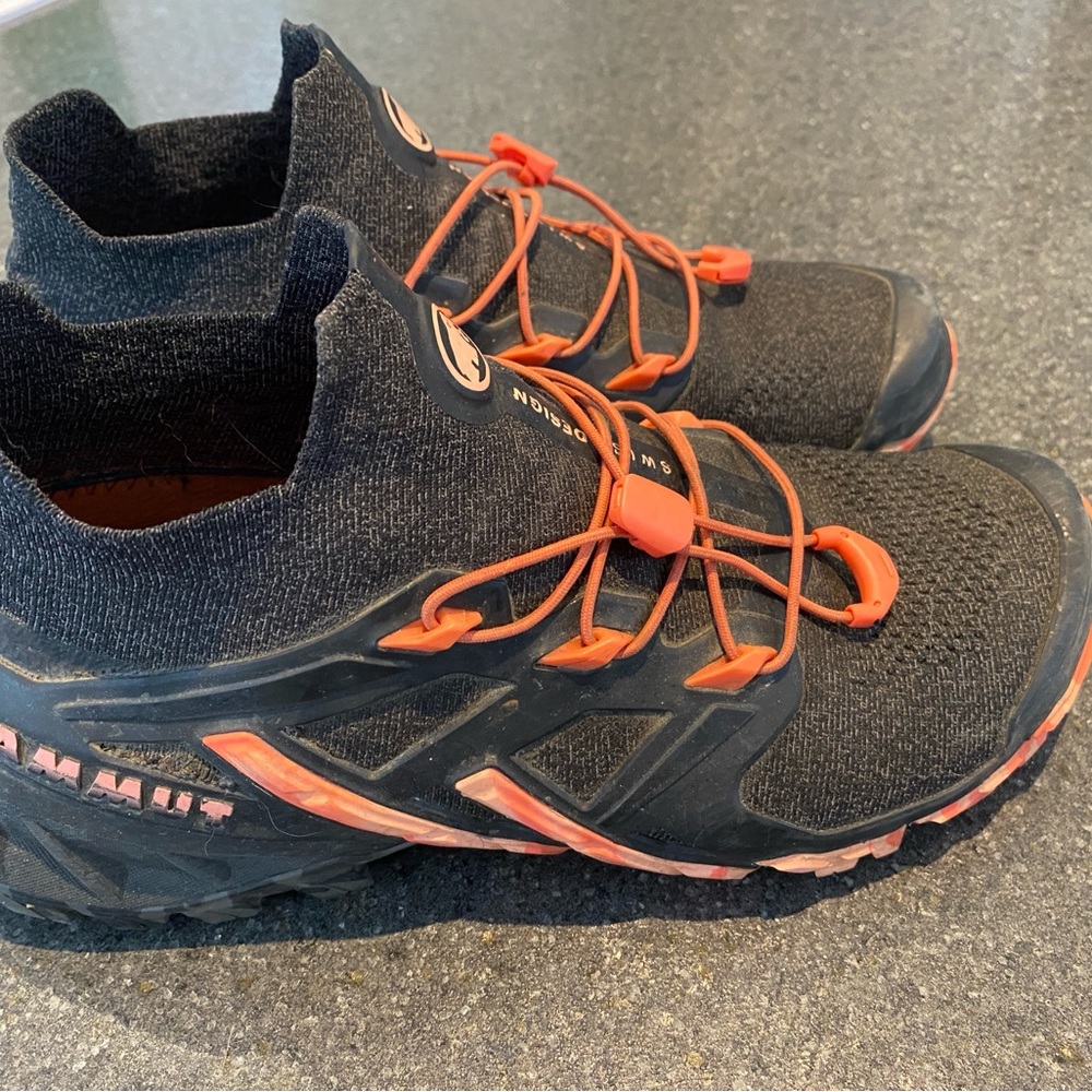 Mammut Aegility Pro Mid - Black and Dark Salmon